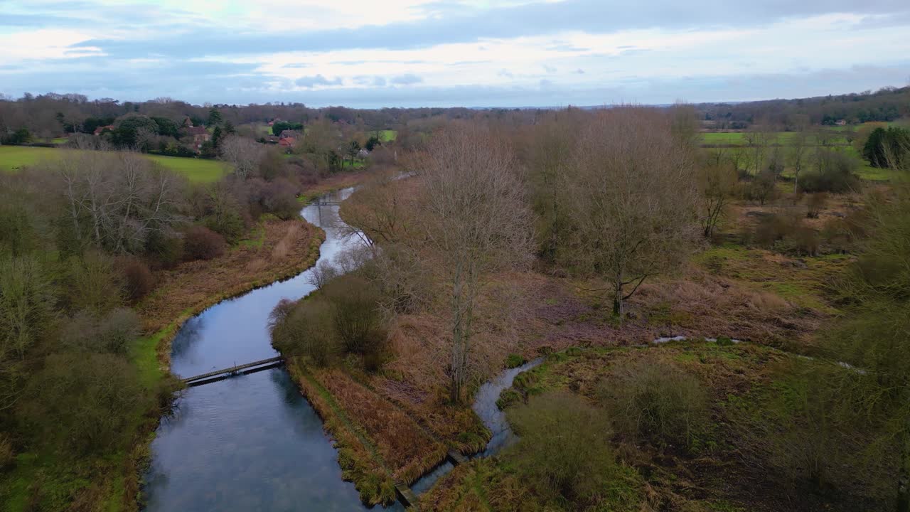 vuelo siguiendo el río en el exuberante verde del sur del campo en invierno no hay hojas en los árboles pero un día soleado y brillante