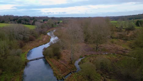 Flug-Entlang-Des-Flusses-In-Der-üppigen-Grünen-Landschaft-Der-Southdowns-Im-Winter,-Keine-Blätter-Auf-Den-Bäumen,-Aber-Heller,-Sonniger-Tag