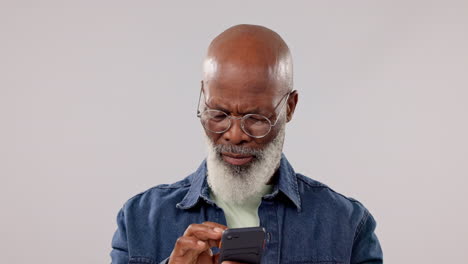 Confused,-senior-man-and-phone-with-internet