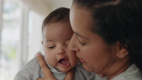 Madre-Sosteniendo-Al-Bebé-En-Casa-Calmando-Al-Recién-Nacido-Cansado-Calmando-Suavemente-Al-Bebé-Inquieto-Criando-Al-Niño-Madre-Amorosa-Disfrutando-De-La-Maternidad