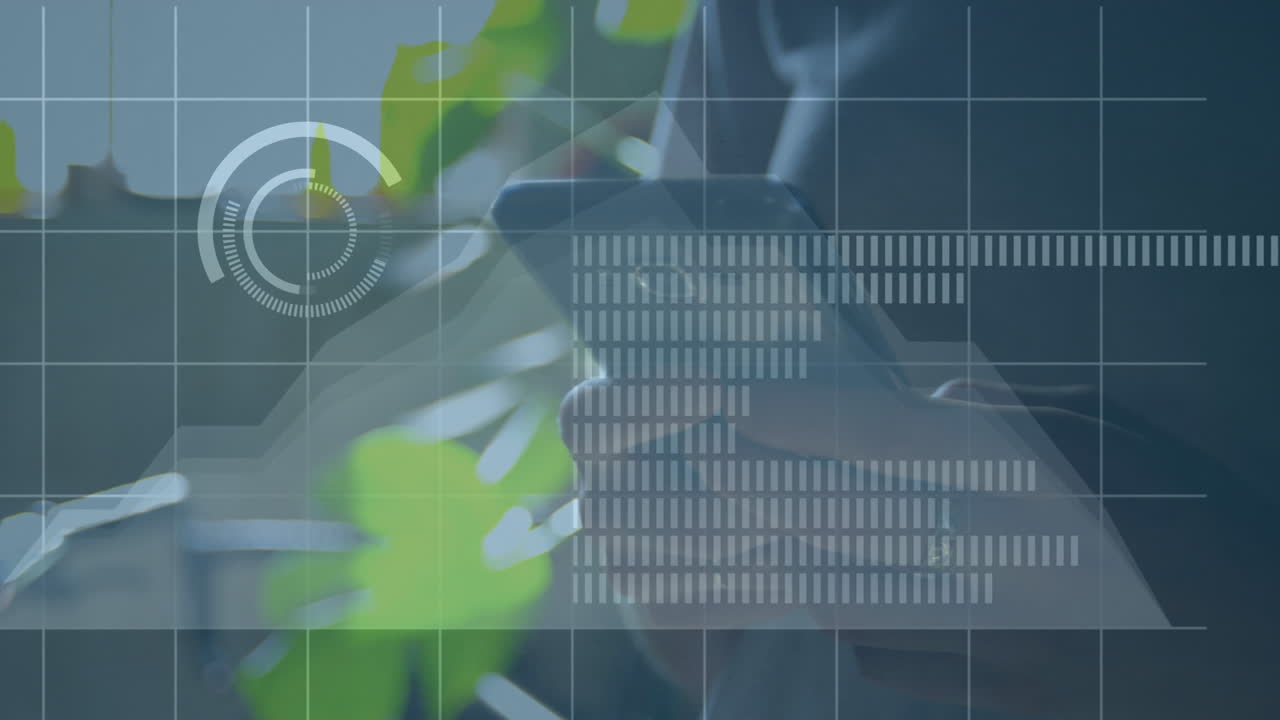 스마트 폰을 사용하는 두 인종의 여성에 대한 데이터 처리 애니메이션