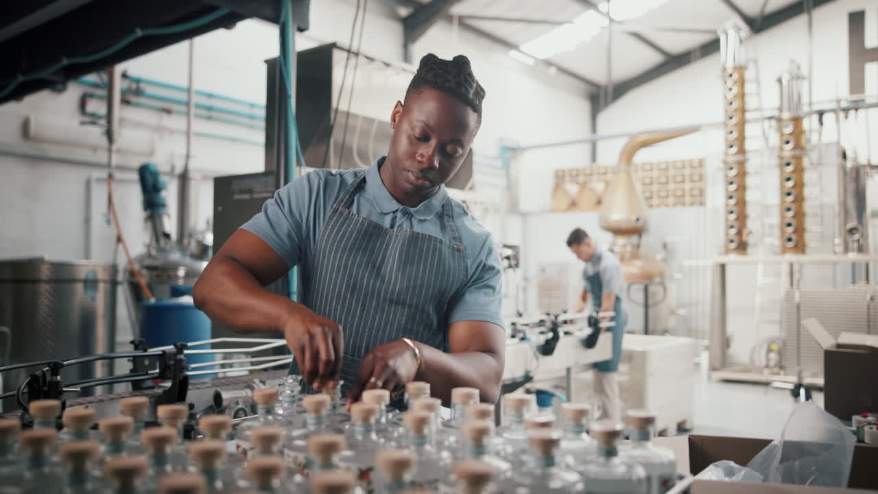 processo di imbottigliamento del gin in distilleria