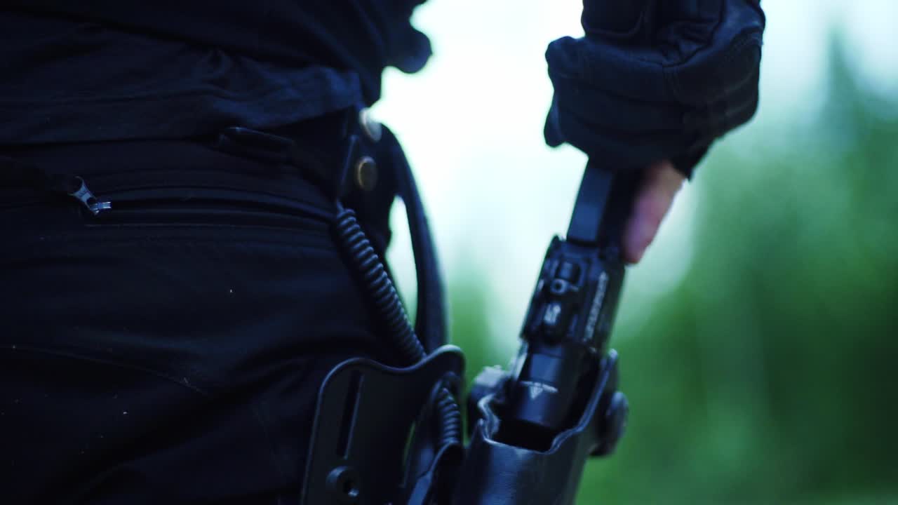 Soldado das forças especiais guardando a arma no coldre, sequência de motion graphics profissional