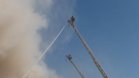 Feuerwehrleute-Kämpfen-Mit-Starker-Rauchentwicklung