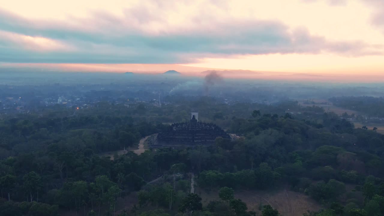 Paesaggio maestoso dell'Indonesia con il tempio di Borobudur, vista aerea.
