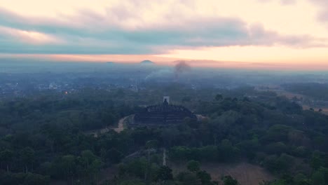 Majestuoso-Paisaje-De-Indonesia-Con-Templo-De-Borobudur,-Vista-Aérea