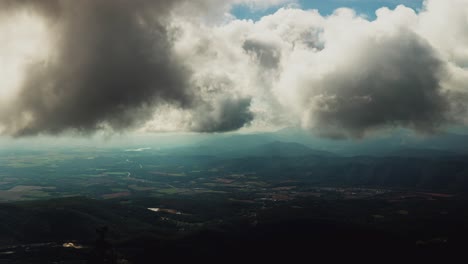 Timelapse-Wolken,-Die-Sich-Schnell-Im-Blauen-Sommerhimmel-über-Der-Bergkette-Bewegen