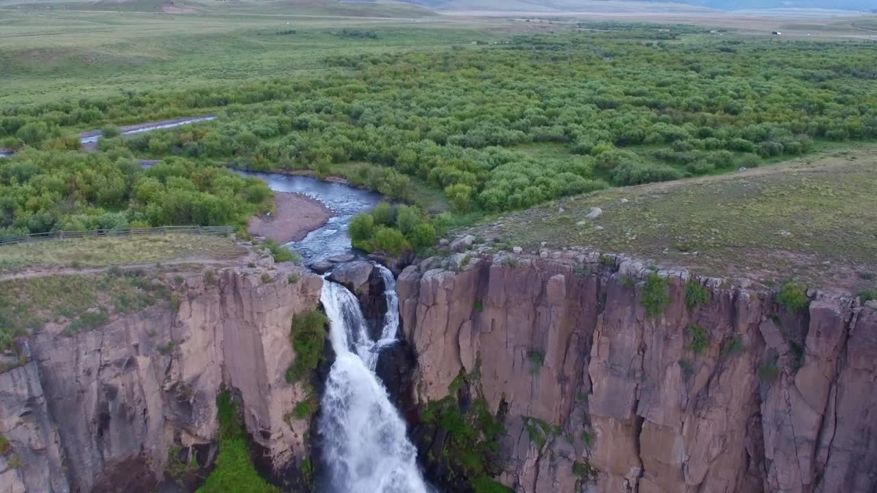 Vista con drone di una grande cascata su ruscello