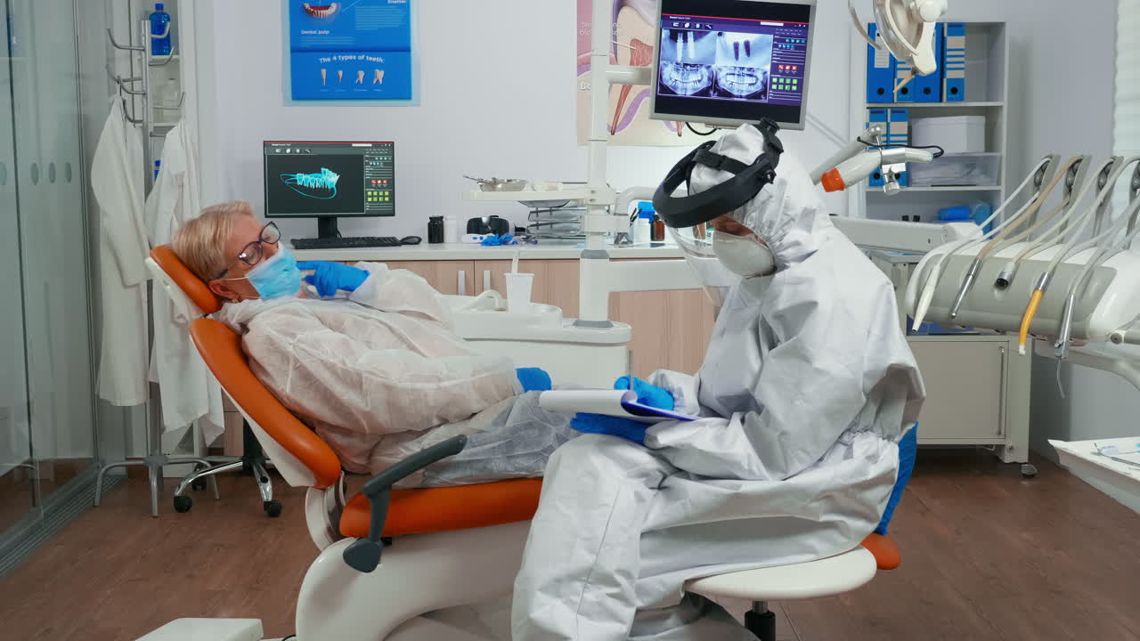 asistente de dentista en traje de abrigo tomando notas en el clipboard