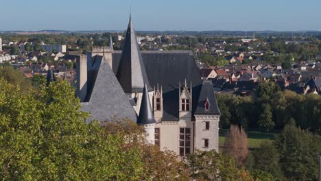 disparo de avión no tripulado alrededor de château raoul en chateauroux, francia