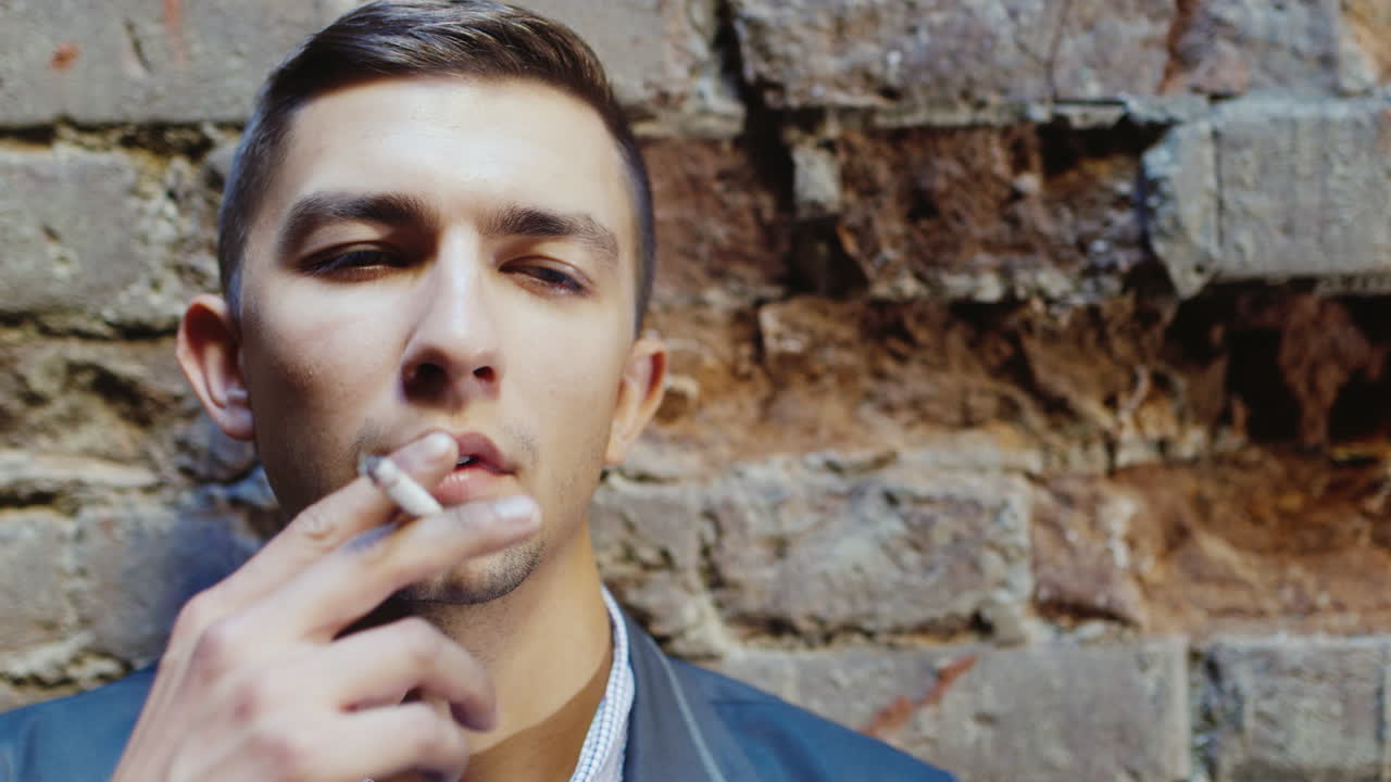 retrato de un joven angustiado fuma en una casa abandonada el concepto - problema de estrés de soledad