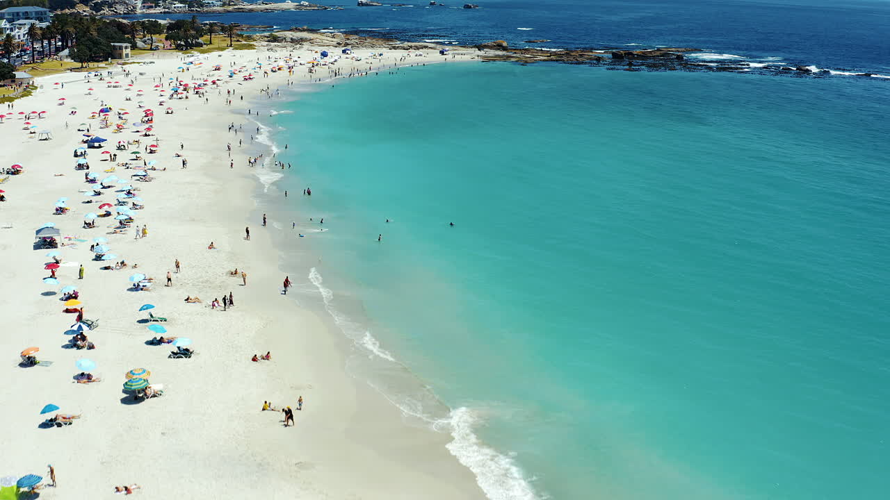4k 드론 영상으로 알아볼 수 없는 사람들이 휴식을 취하고 있습니다.