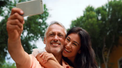 Lächelndes-Paar,-Das-Selfie-Macht