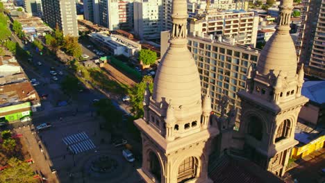 drone volando cerca de las torres del campanario de la iglesia de sacramento, santiago de chile
