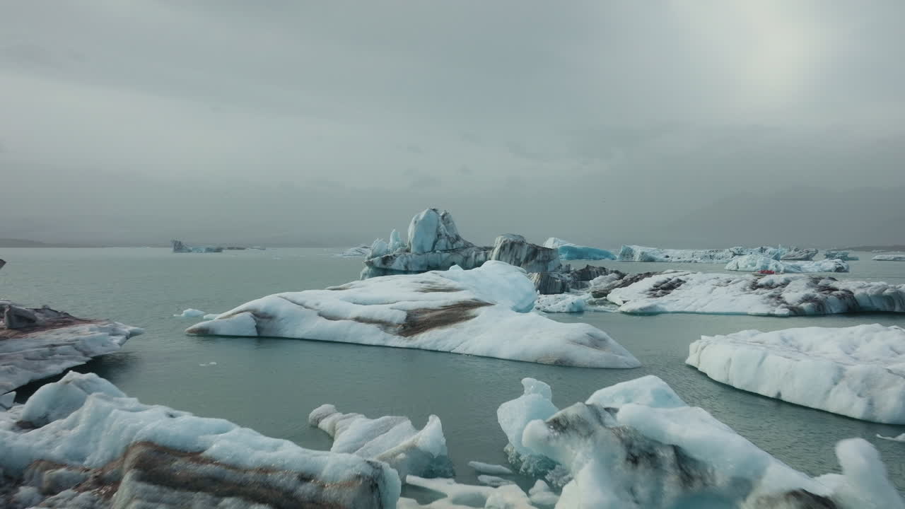 Luftfoto med drone av isfjell og isbreer i Jökulsárlón isbrelagune, sommer på Island.