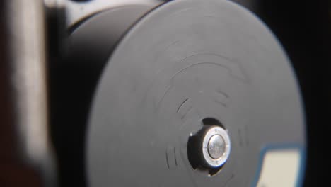 el carrete de la cámara de película vintage de 8 mm girando dentro de la cámara de cerca vista macro