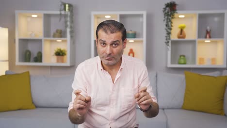 el hombre está advirtiendo mirando a la cámara.