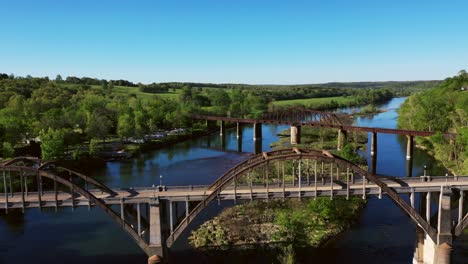 Ein-Kurzer-Clip,-Der-Von-Einer-Drohne-Aufgenommen-Wurde,-Die-Die-Alte-Cotter-Brücke-Und-Das-Eisenbahnfachwerk-überblickt,-Die-Den-White-River-In-Cotter-Arkansas-überspannen