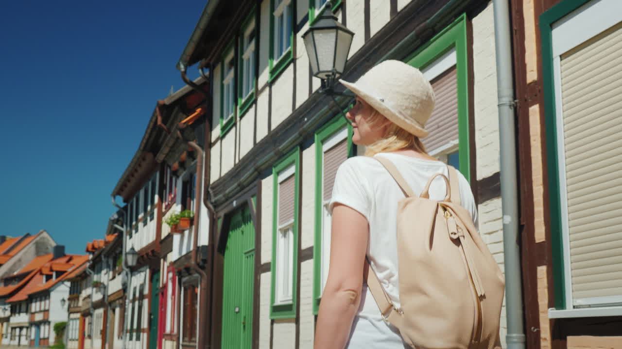 아름다운 독일 거리를 따라 걷는 관광객