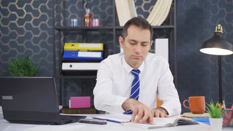el hombre de negocios que encuentra una idea se vuelve feliz.