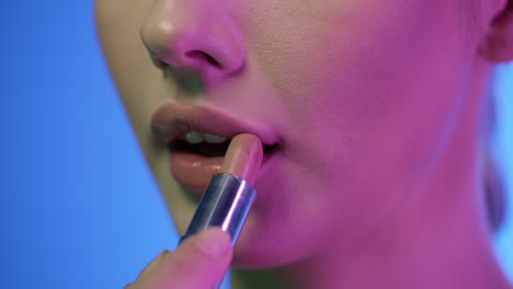 Primer-Plano-En-Cámara-Lenta-De-Los-Labios-De-Una-Hermosa-Joven-Mientras-Aprieta-Sus-Labios-Para-Extender-Su-Lápiz-Labial-Recién-Aplicado-Después-De-Prepararse-Para-La-Noche-De-Manera-Uniforme