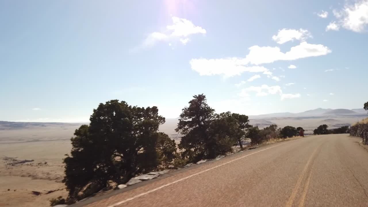 conducir por una carretera de montaña ventosa con impresionantes vistas en nuevo méxico