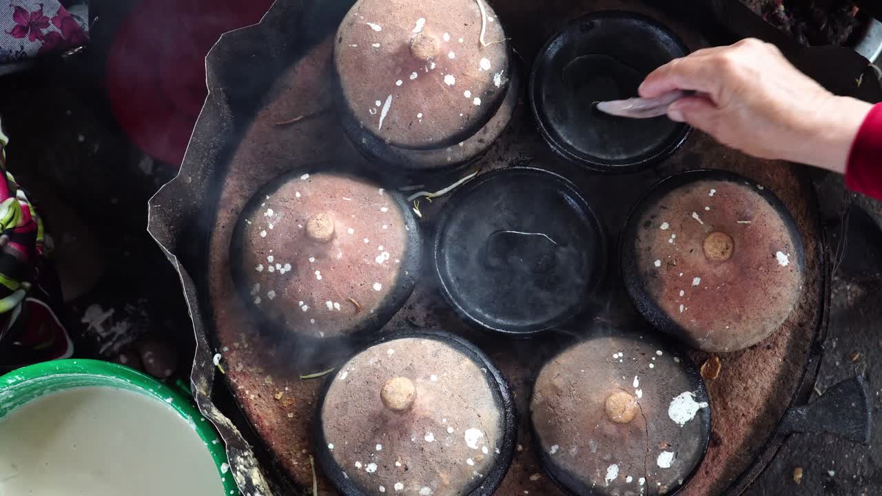 평면도 요리사는 반세오(banhxeo) 전통 베트남 오징어 팬케이크 지글지글 음식을 만듭니다.