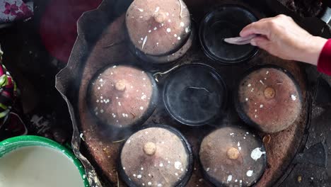 vista superior el cocinero hace panqueque de calamar tradicional vietnamita banhxeo comida chisporroteante