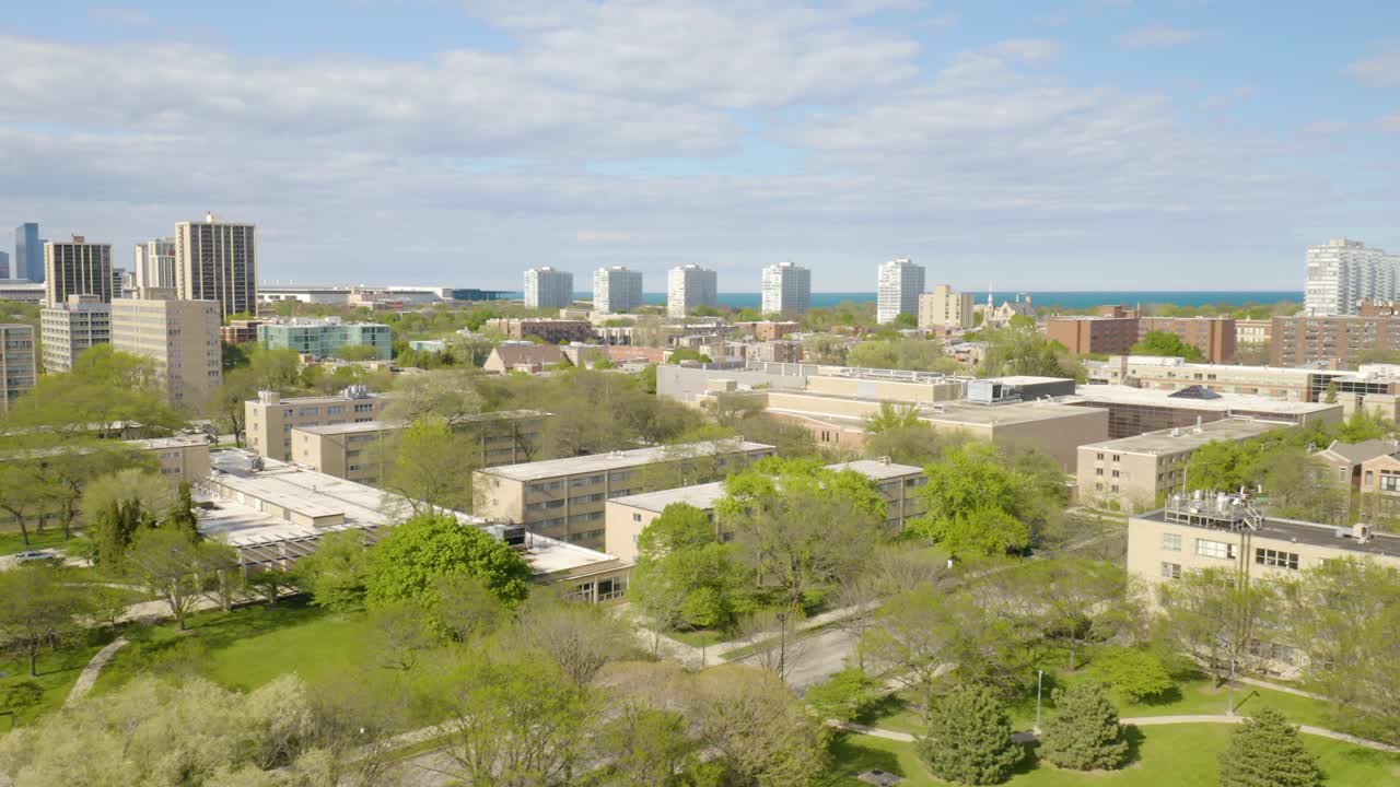 여름날 인식할 수 없는 대학 캠퍼스의 낮은 공중 설정 샷