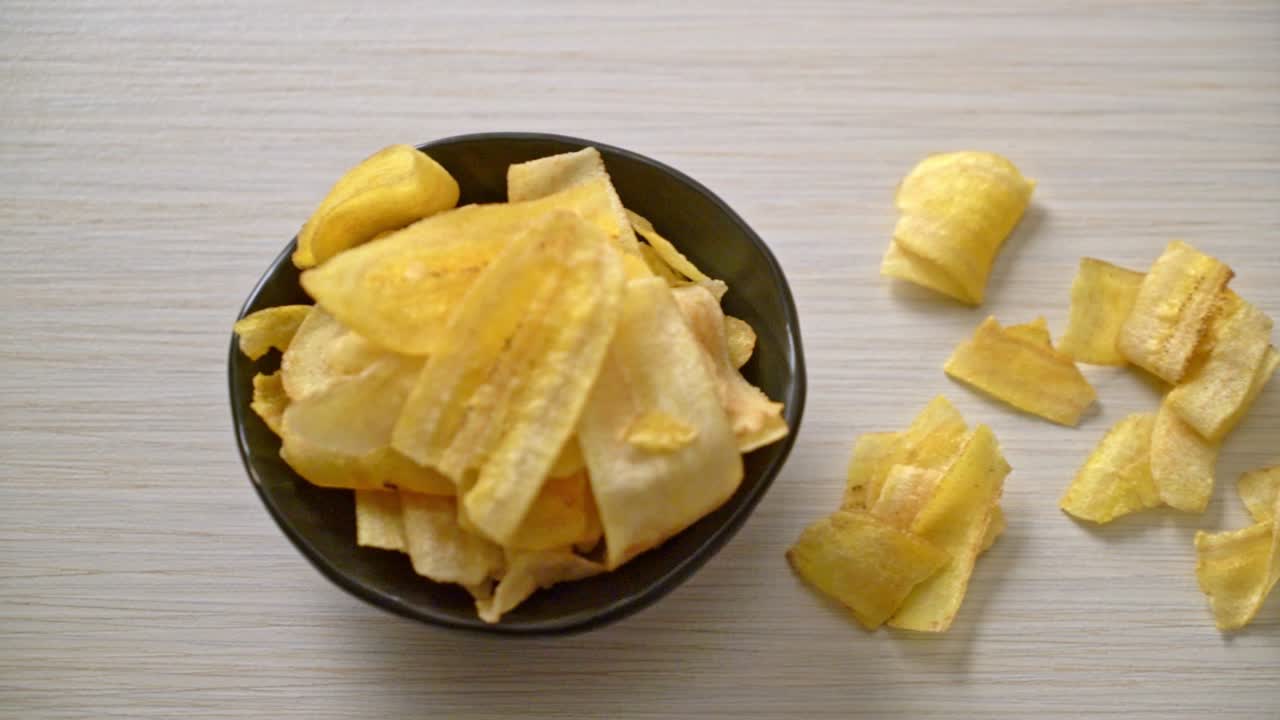 chips de plátano crujientes - plátano en rodajas frito o al horno