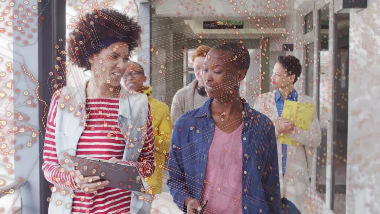 animación de circuito integrado sobre diversas trabajadoras hablando en la oficina