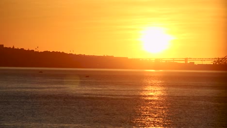 paisaje marítimo al amanecer océano con barcos e islas en el horizonte con la ciudad en el fondo en europeo
