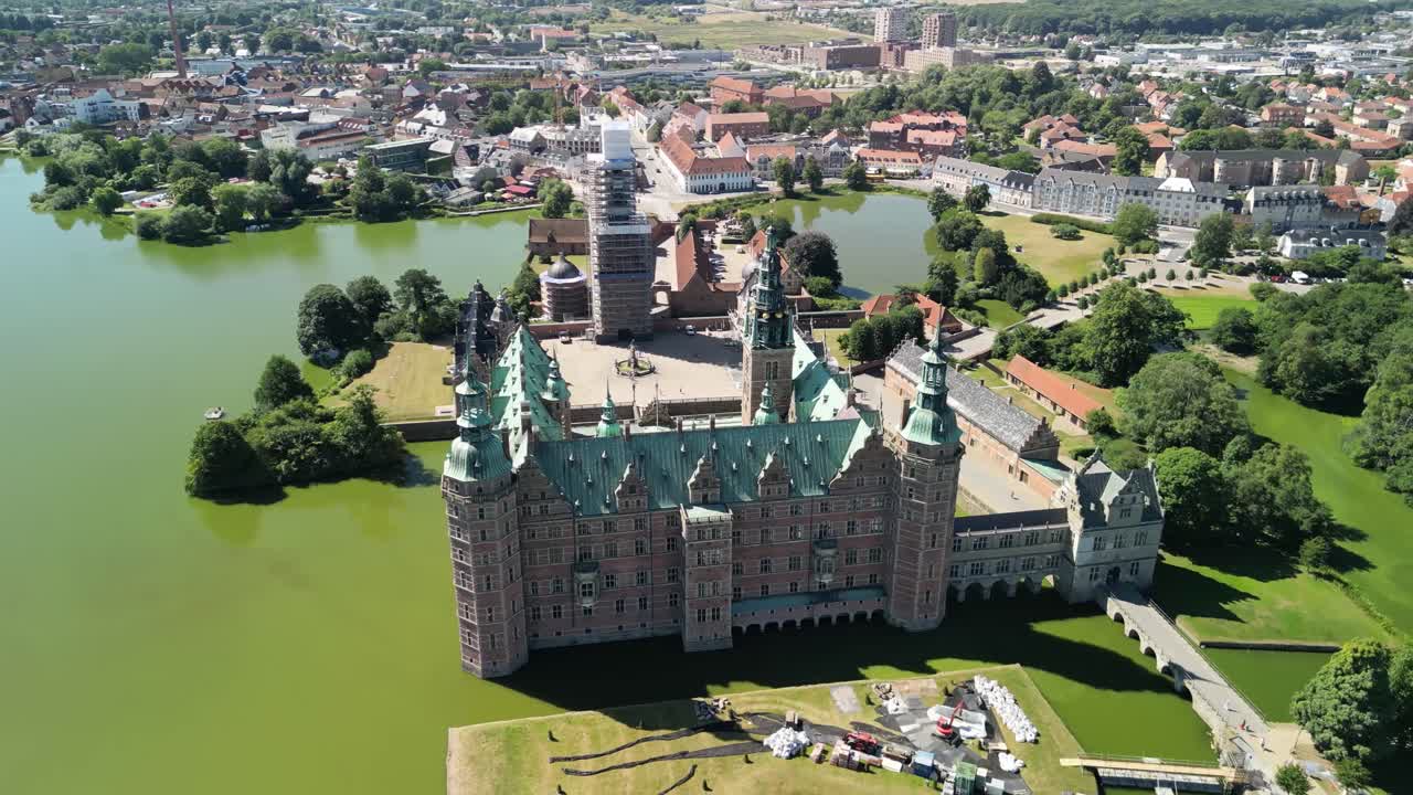 alejar el zoom del dron del castillo de frederiksborg