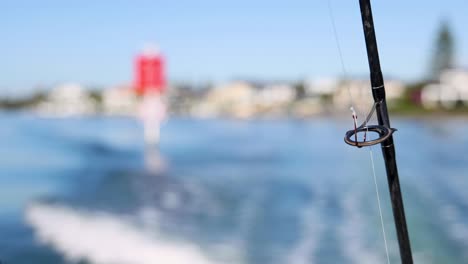 caña de pesca en acción en las aguas de la costa dorada