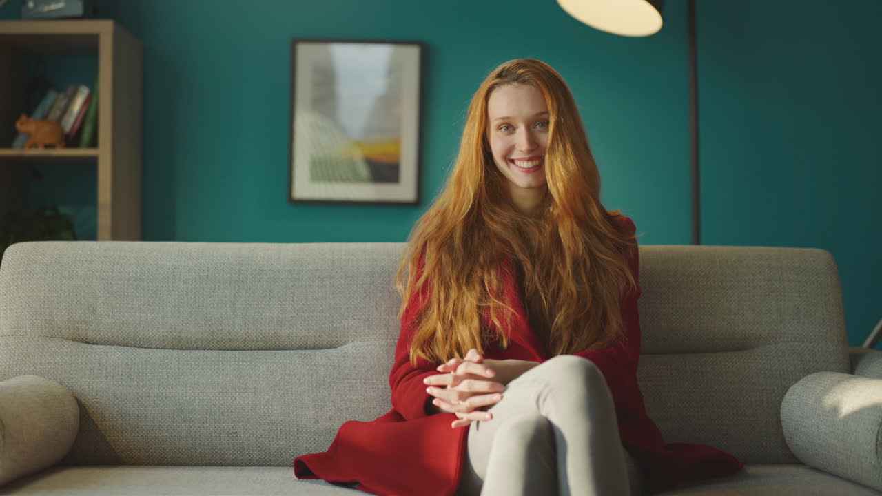 방에서 소파에 앉아 있는 여자