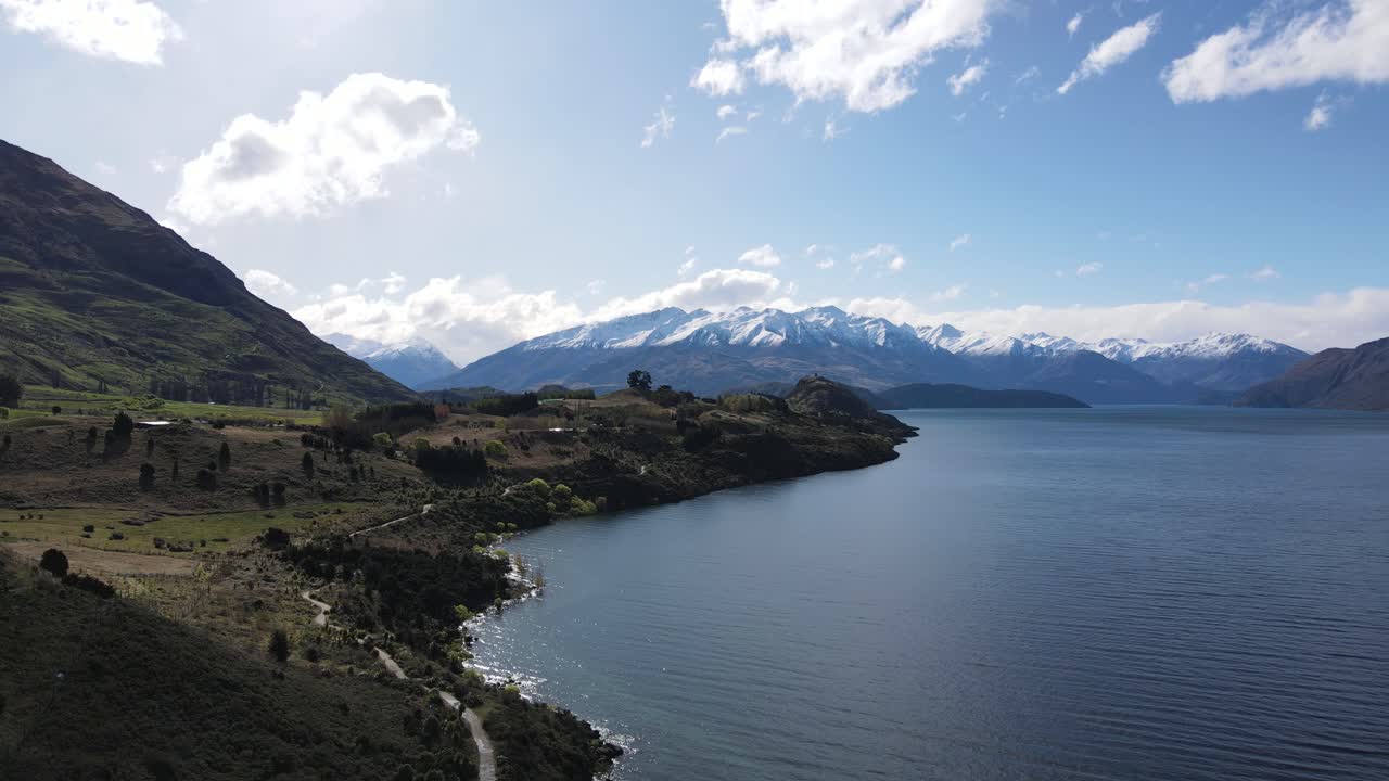 뉴질랜드 남섬의 와나카 호수와 남부 알프스의 드론 영상