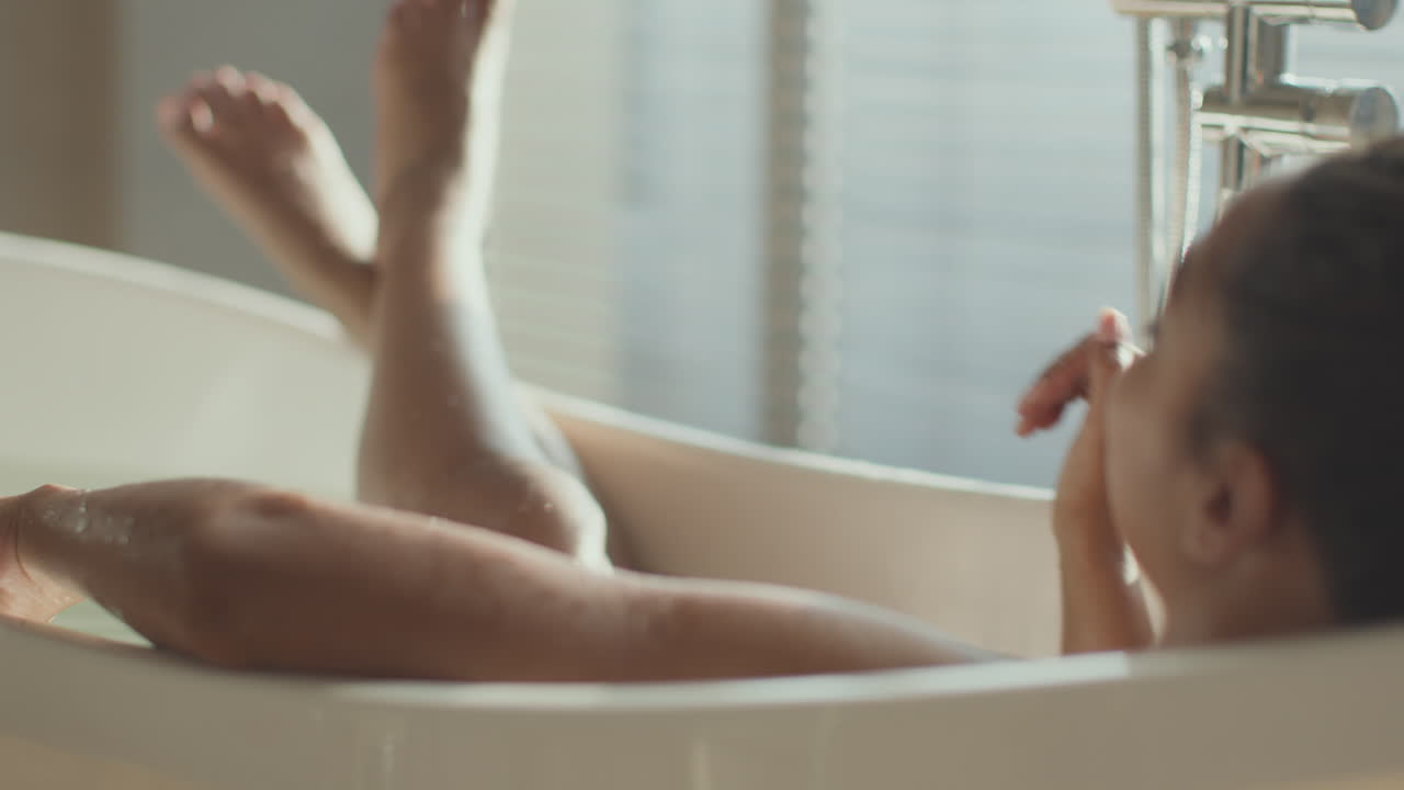 женщина расслабляется в ванне