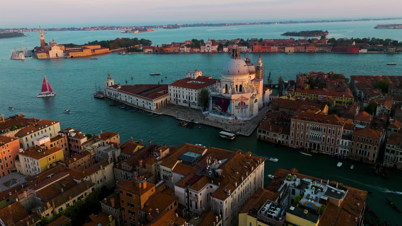일몰 시 이탈리아 베니스의 산타 마리아 델라 경례 대성당(basilica di santa maria della salute)의 공중 전망 - 드론 촬영