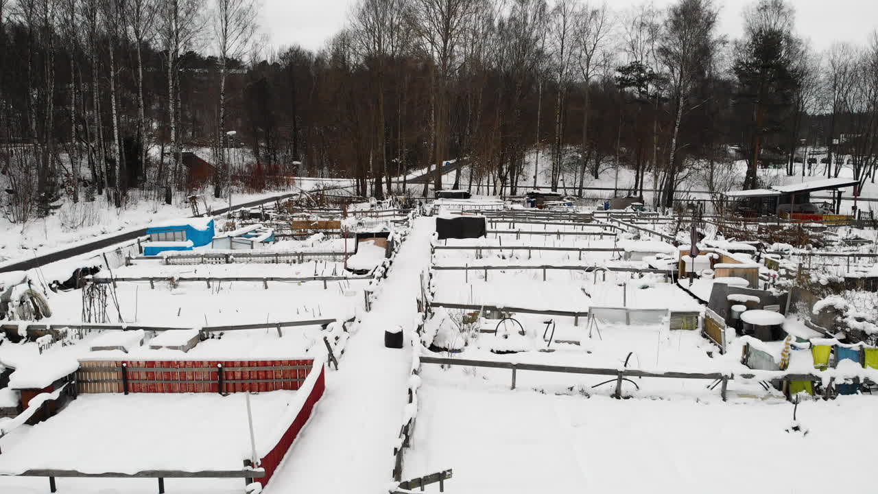 겨울에 눈으로 덮인 나무 울타리가 있는 시골 농장 풍경