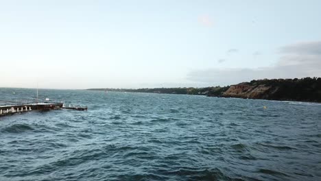 Drohne-Antenne-über-Meer-Melbourne-Wellig-Windig-Bewölkter-Tag-Mit-Blauem-Wasser