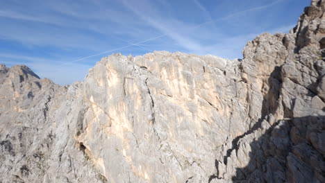 Drones-De-Carreras-Fpv-Volando-A-Través-De-La-Cresta-Rocosa-De-La-Cordillera-Extrema-De-Los-Dolomitas-Italianos