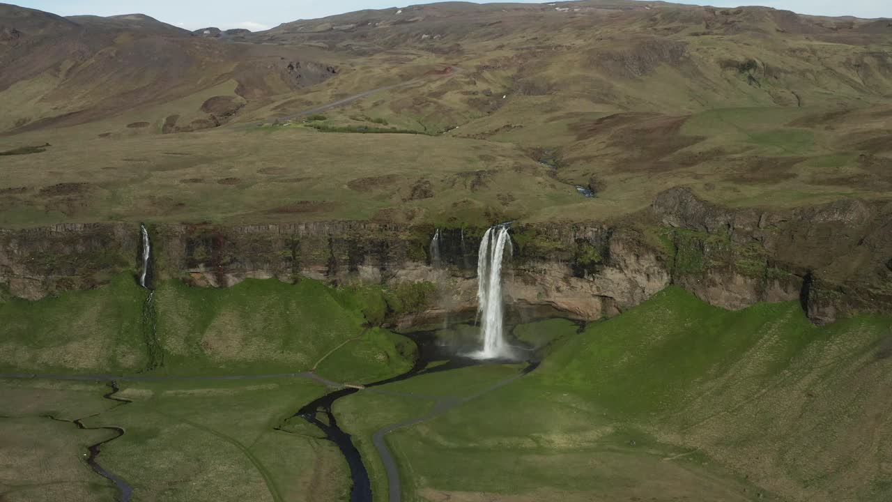 hermoso paisaje islandés salvaje con una majestuosa cascada alta en el acantilado