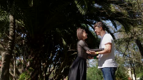 una pareja en un parque.