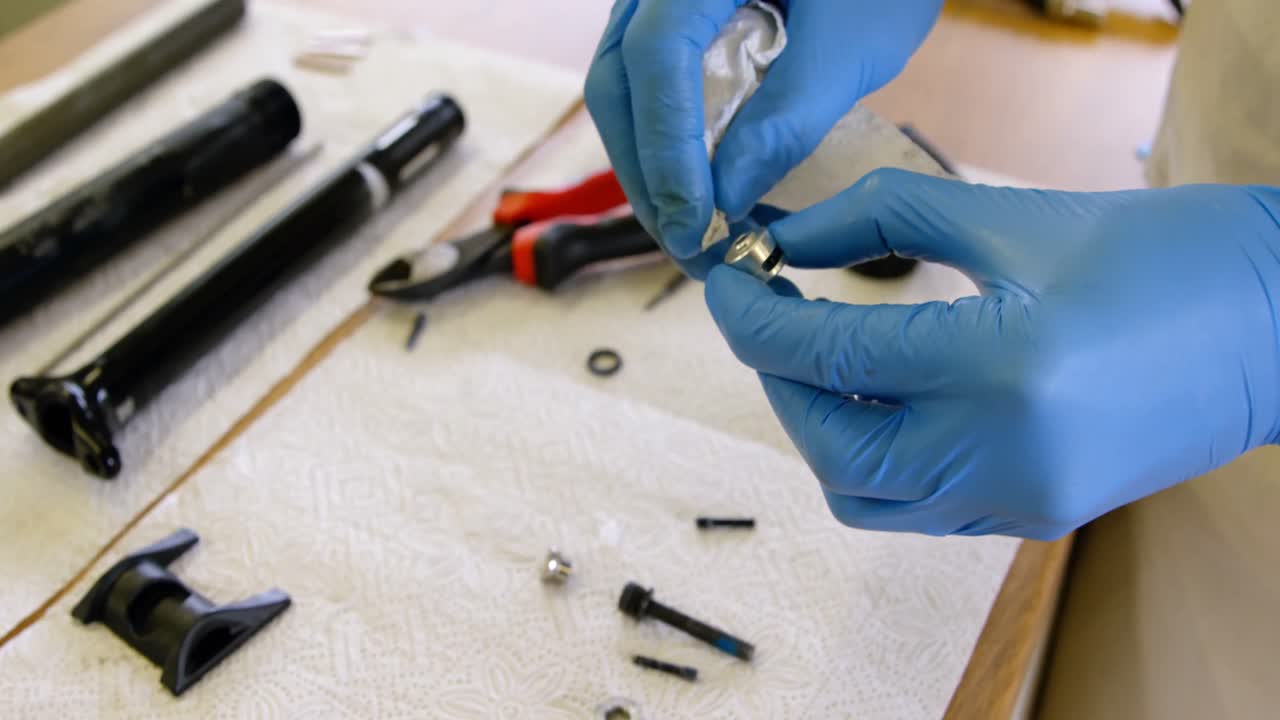 4k 카운터에서 자전거 부품을 청소하는 남자