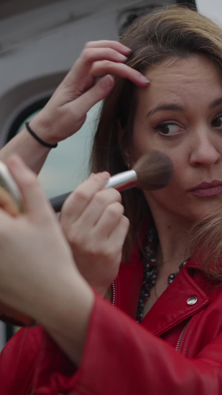 mujer aplicando maquillaje