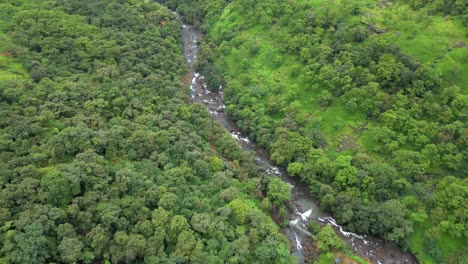 Sahyadri-Western-Ghats-Berg-Mittelfluss-Treffen-Sie-Den-Damm-Drohnenaufnahme-Vogelperspektive