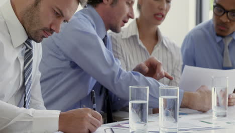 Empresarios-Trabajando-Juntos-Alrededor-De-Una-Mesa