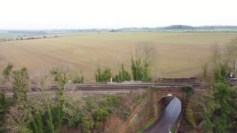 Drohnenaufnahmen,-Die-Entlang-Von-Bahngleisen-Fliegen,-Einschließlich-Einer-Brücke-In-Kent