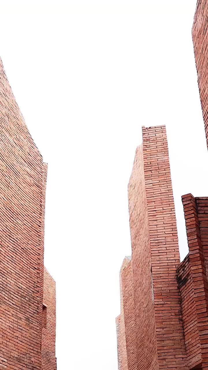 카메라는 역동적인 벽돌 조각을 통해 움직입니다.