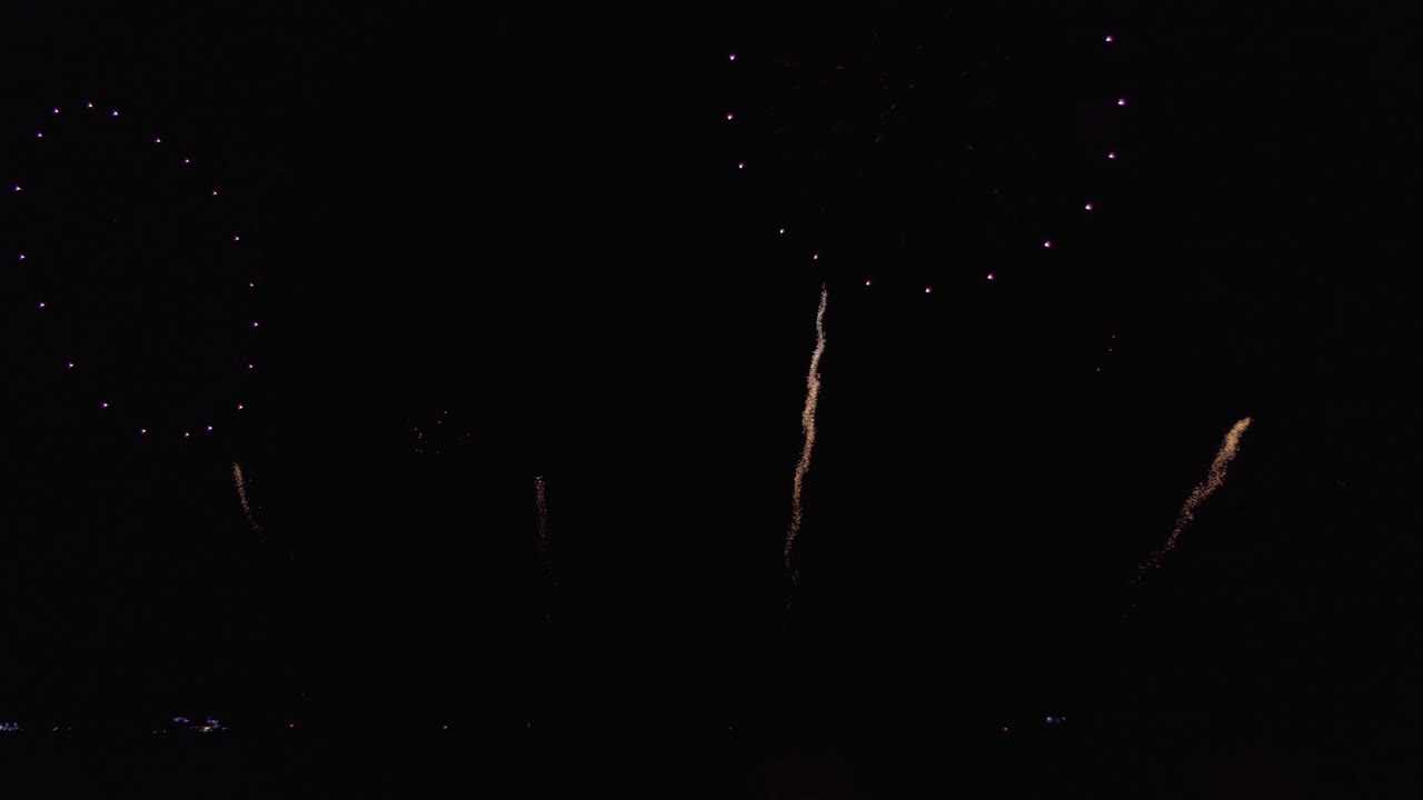 increíble espectáculo de fuegos artificiales de colores sobre el mar en la noche de celebración